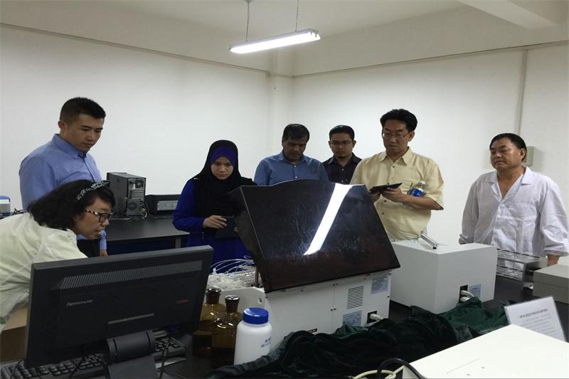 马来西亚专家来平凉市农科院考察实验中心工作